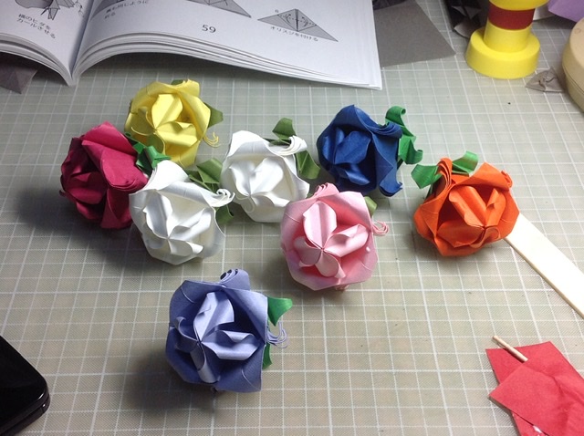 竹内ケイさんによるバラの折り紙
