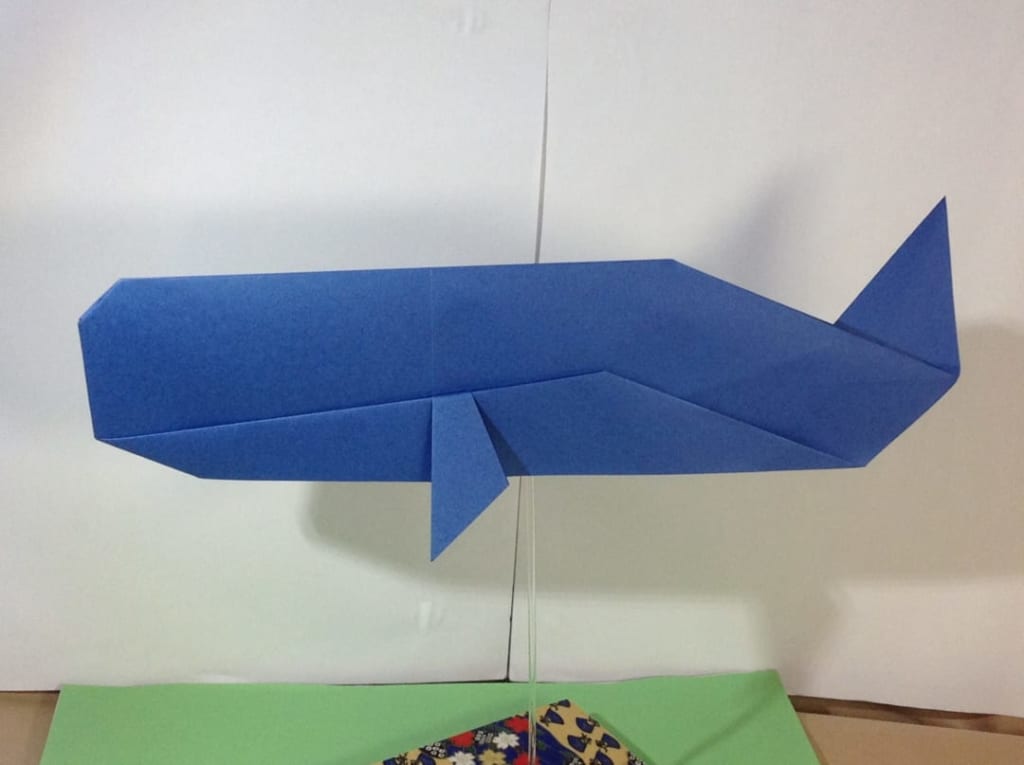 竹内ケイさんによるクジラの折り紙