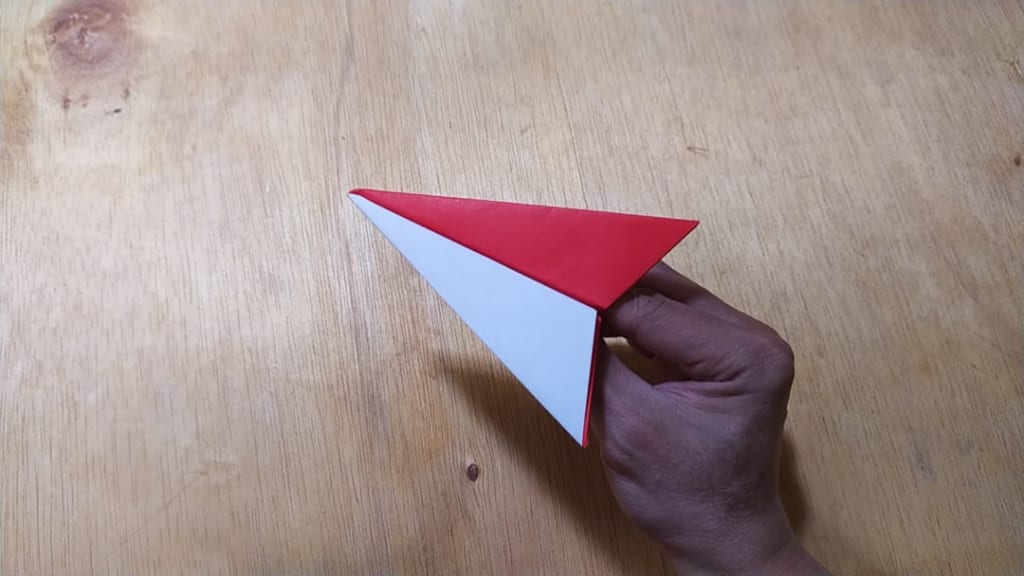 ハディさんによる紙飛行機の折り紙