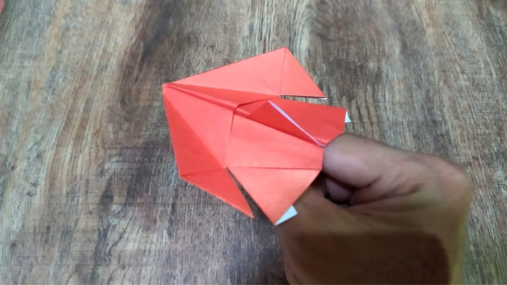 ハディさんによる紙飛行機の折り紙