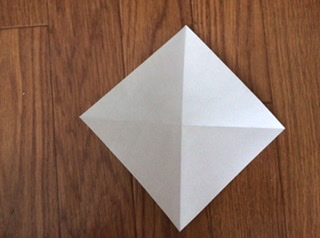 三角に折り筋を付ける×2