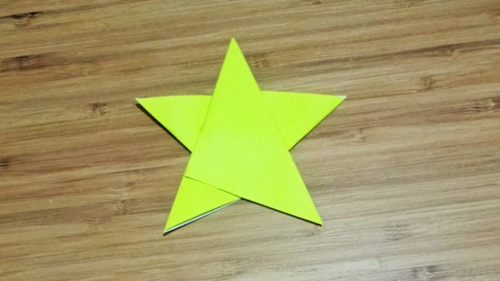 ハディさんによる簡単な星の折り紙